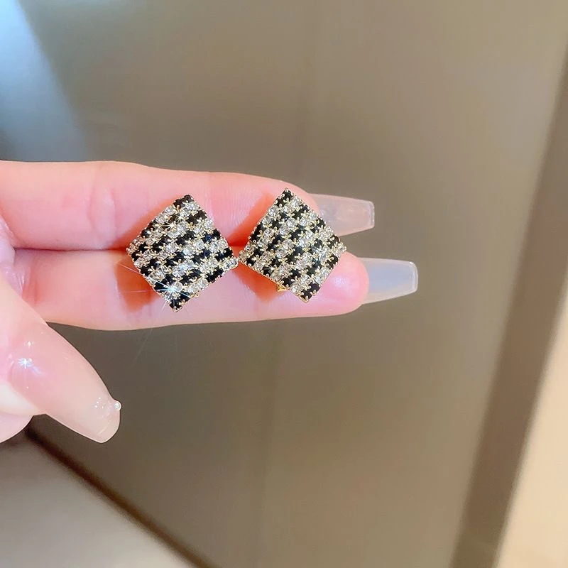 铜合金耳饰 冷淡风简约气质耳环气质高级感黑白香风格字N0733