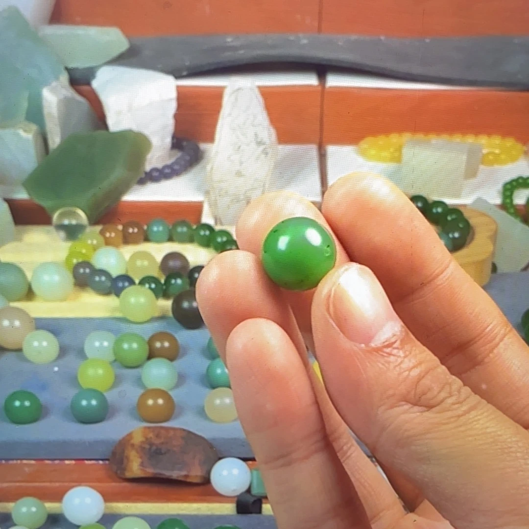 和田玉未镶嵌手串卡14俄罗斯碧玉散珠有黑点