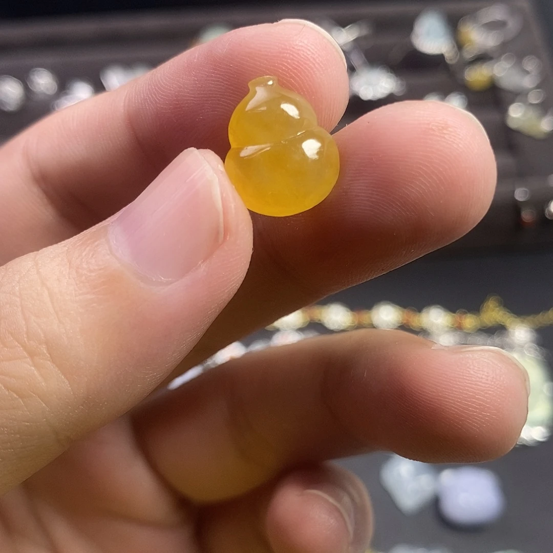 锦***鲤颈饰未镶嵌翡翠葫芦