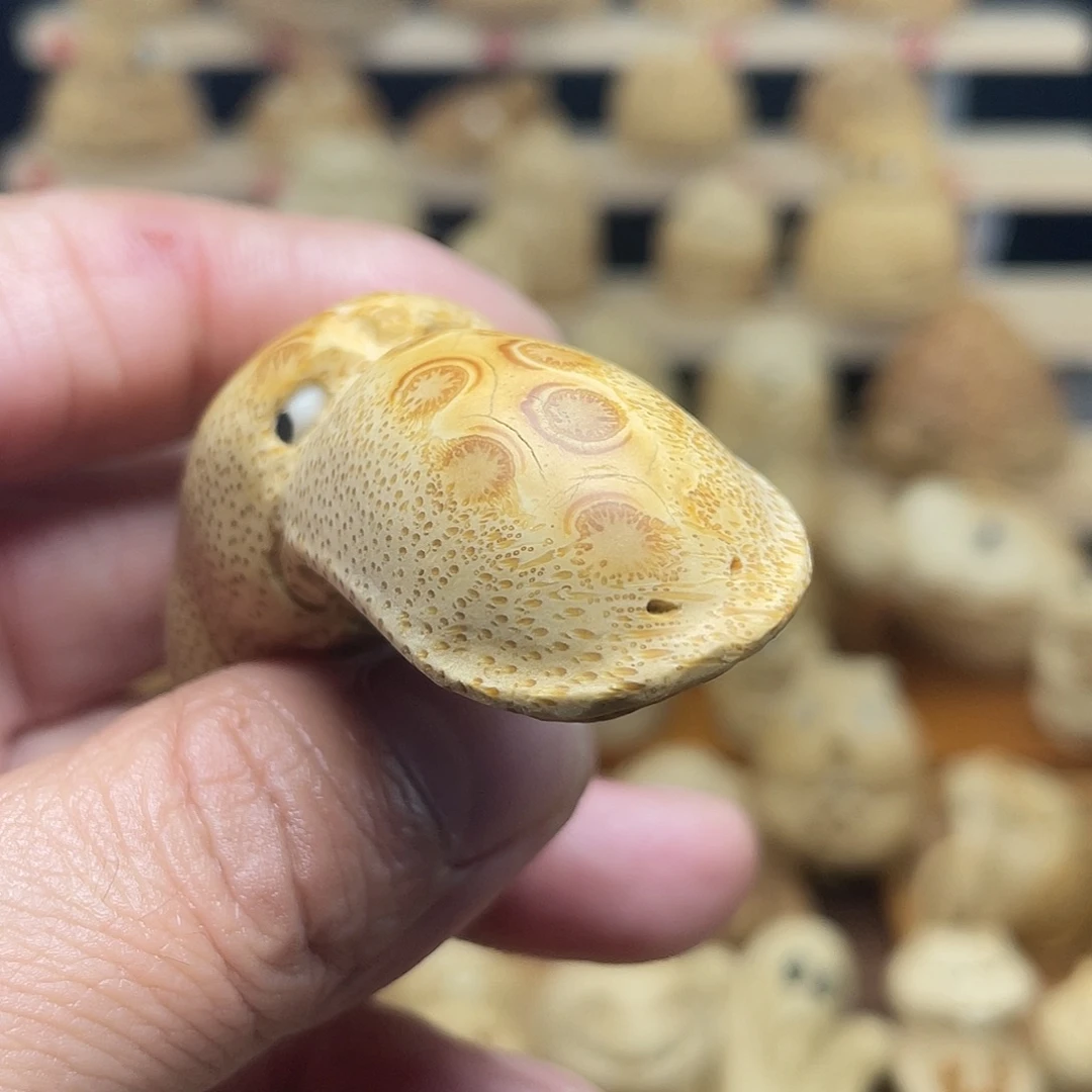 竹竹根雕鸭嘴兽手把件