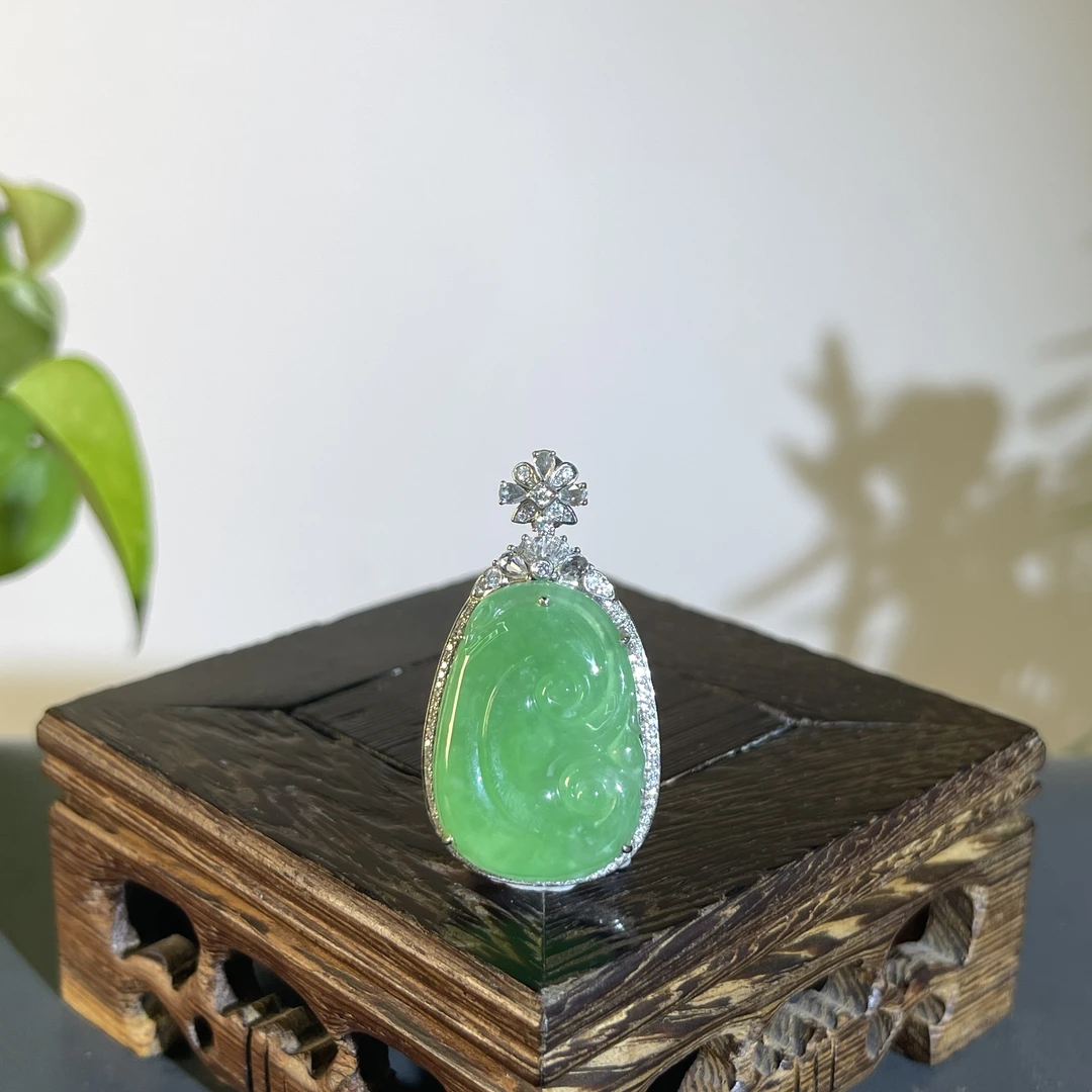 JGB13-156  天然缅甸A货翡翠  18k金钻镶嵌如意
