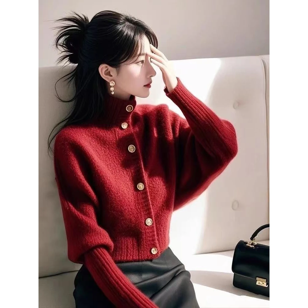 设计感高雅高领单排扣针织冬季短款百搭通勤长袖保暖上衣
