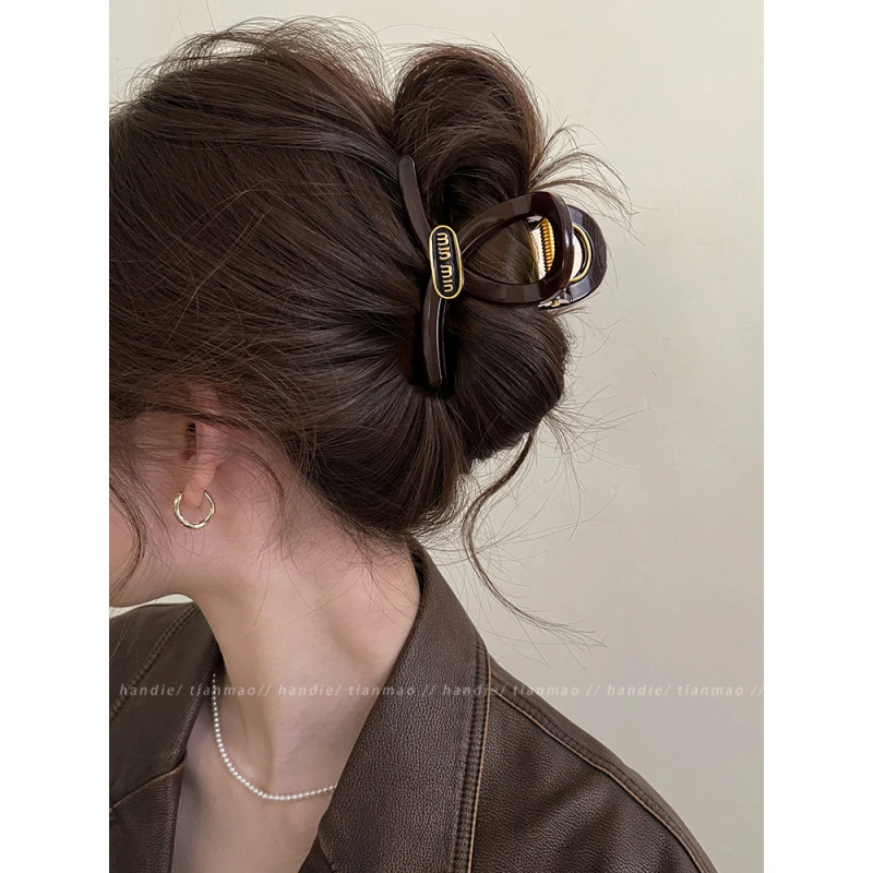 简约高质量金标字母抓夹女高级感2025新款发量少鲨鱼夹子发夹头饰