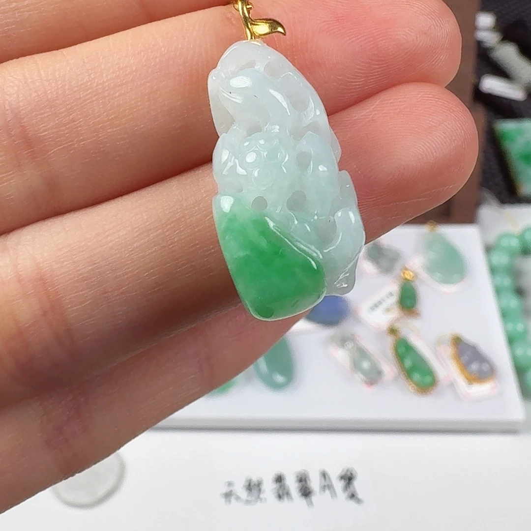 翡翠18K金镶嵌颈饰