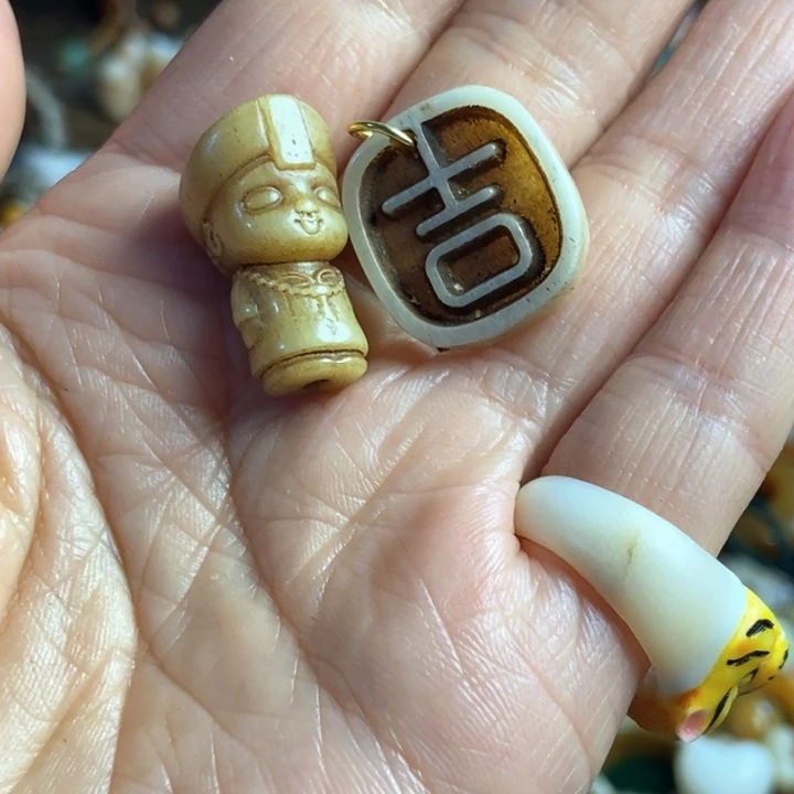 谁****配饰驼骨雕刻江小鱼