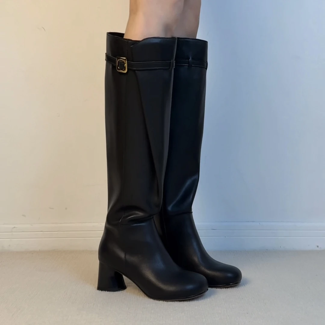 六也「俏皮宽筒」复古圆头中古风粗高跟大筒围长筒靴秋冬女L1020