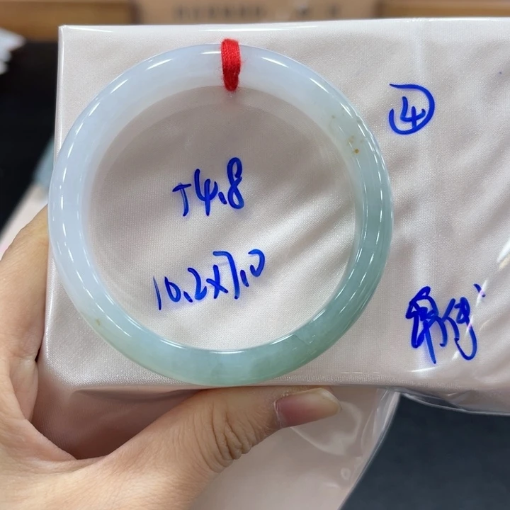 翡翠手镯未镶嵌翡翠