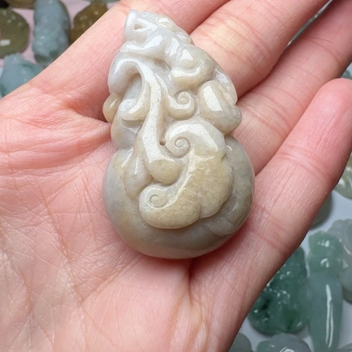 翡翠未镶嵌颈饰葫芦