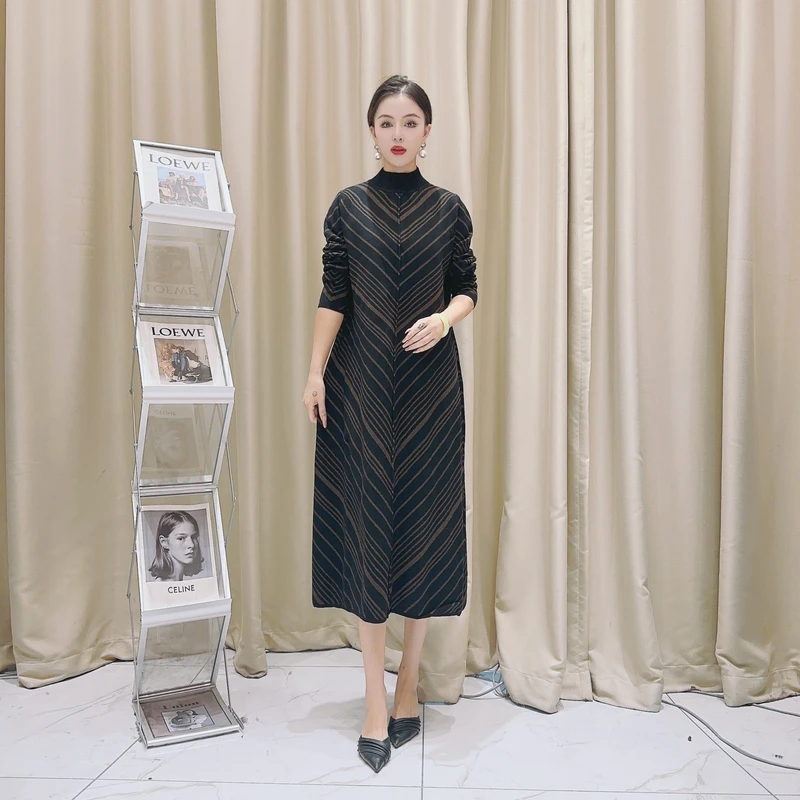 5790特种纱斜条气质设计师秋冬长款提花轻奢针织连衣裙休闲时尚