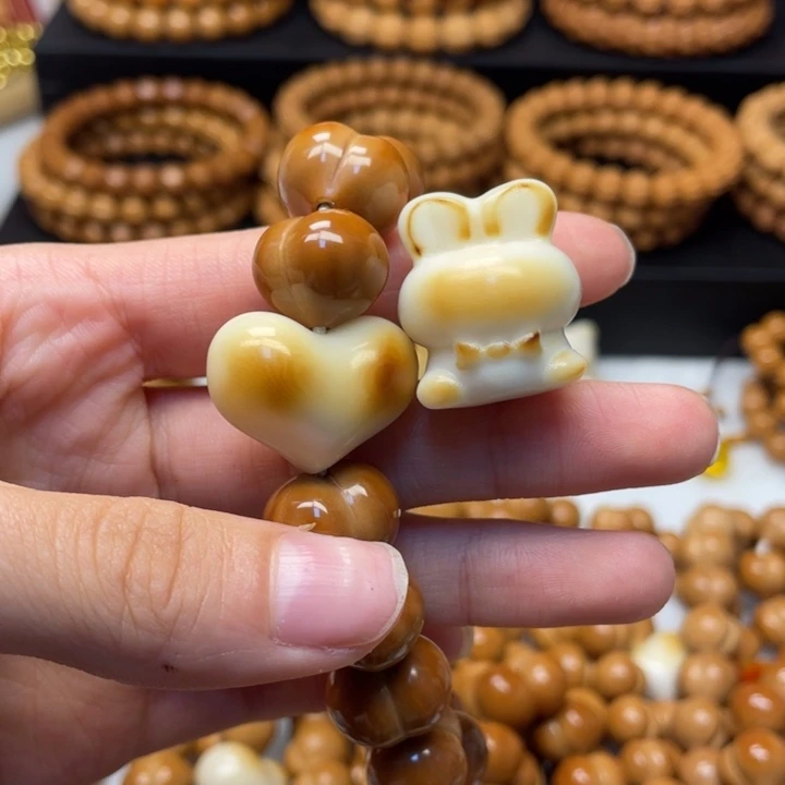 红***狐吊坠猴头核桃全品屁桃加爱心和兔子