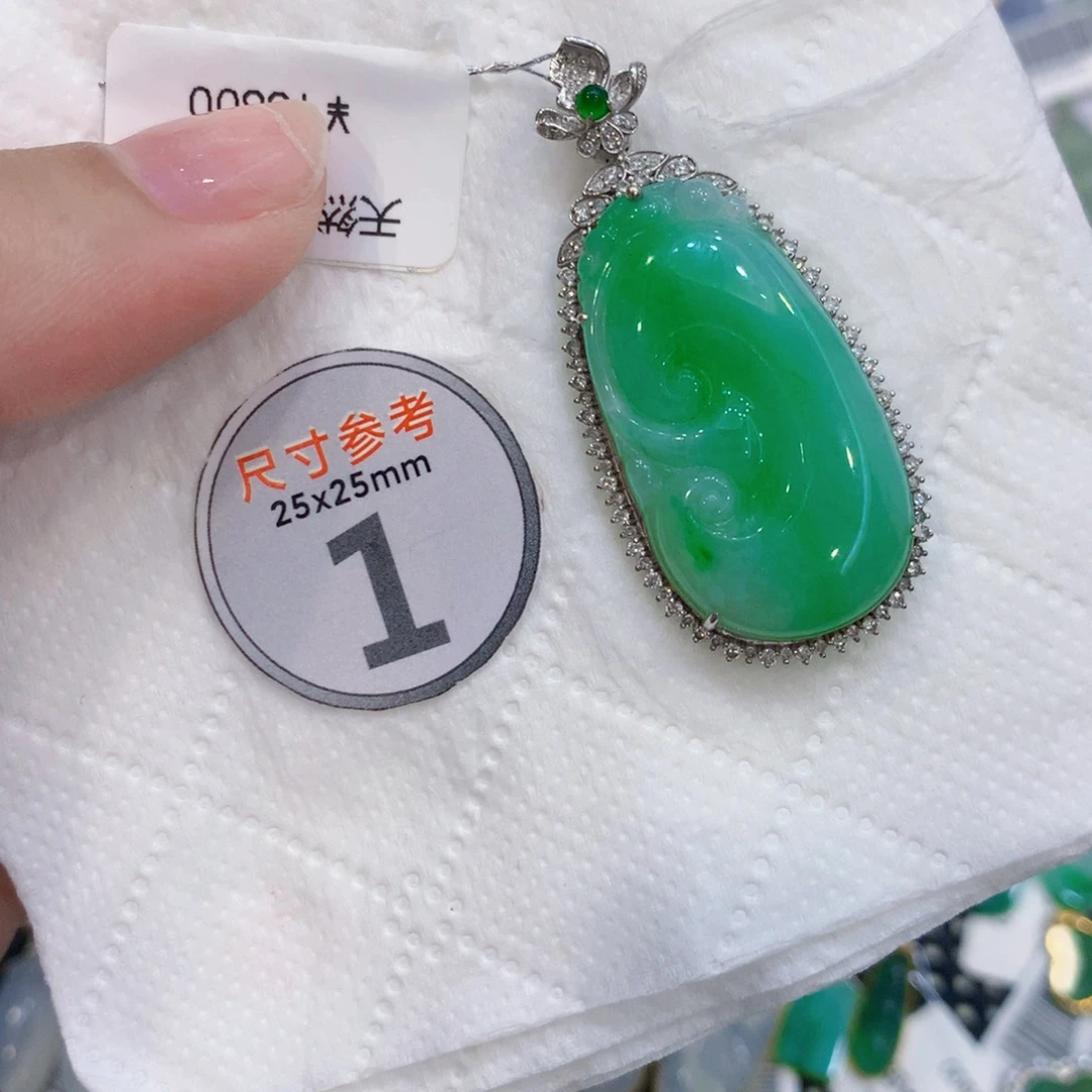 颈饰18K金镶嵌翡翠如意