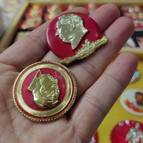 其他普通金属张*友纪念章