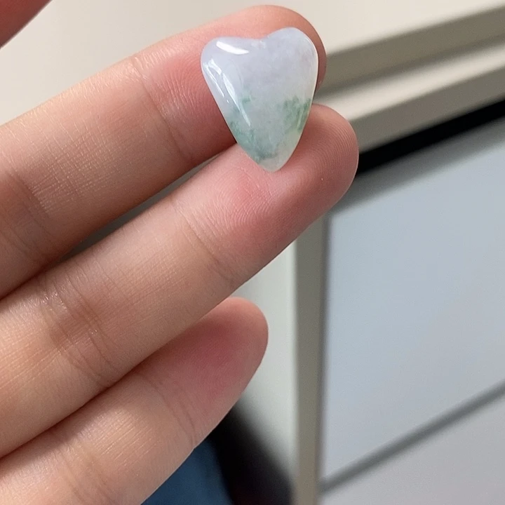 翡翠挂件未镶嵌飘花爱心