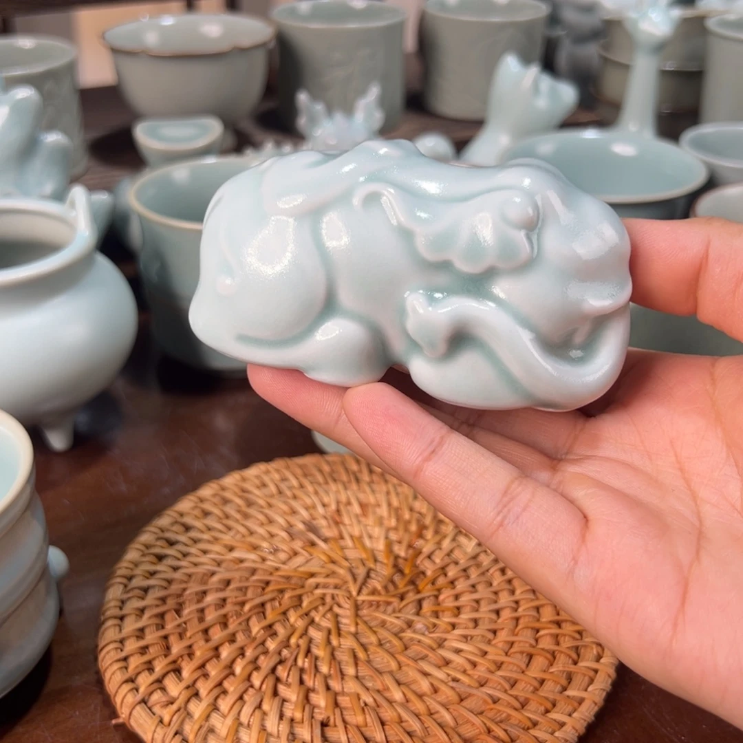 精品玉青大象摆件。