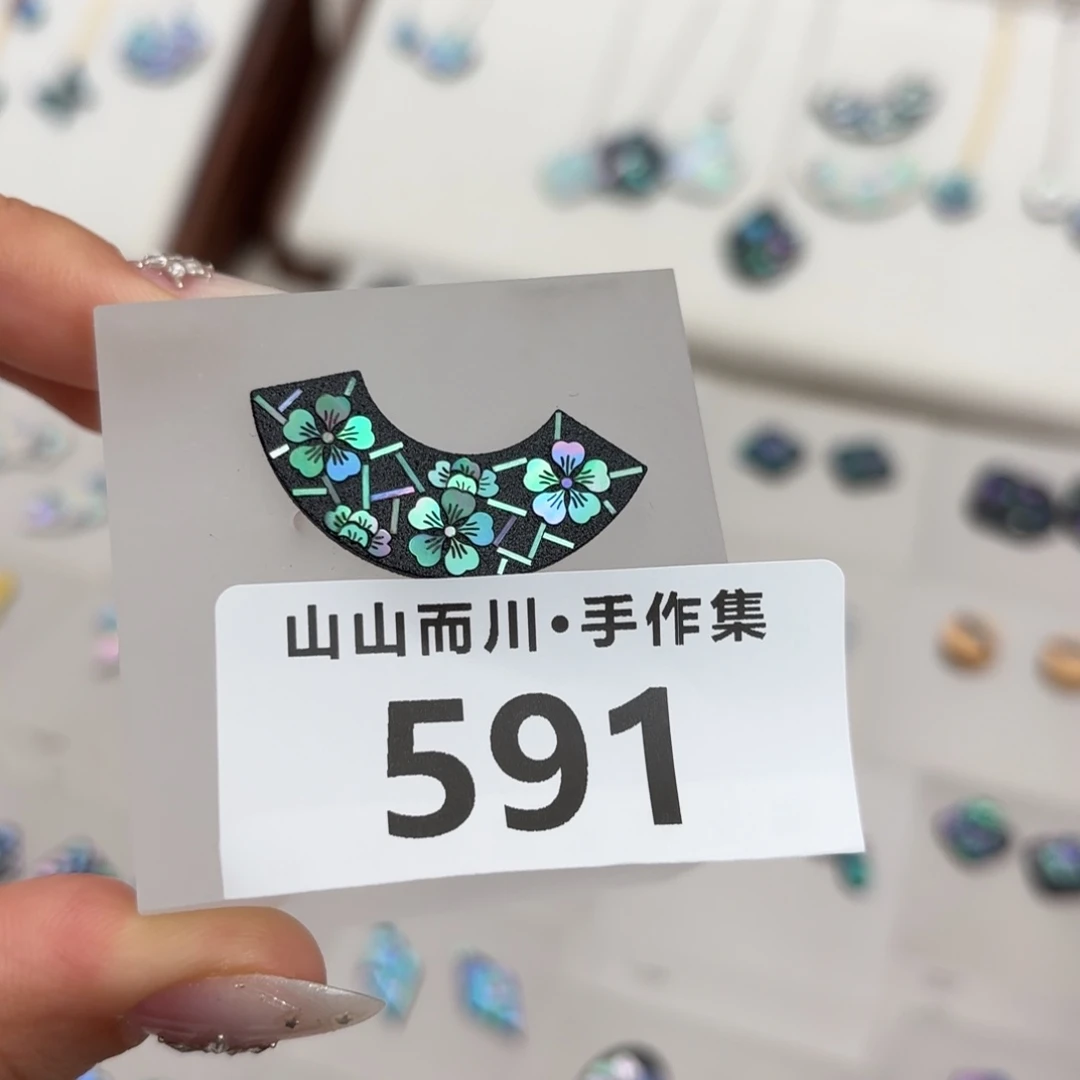 591黑色彩色梅花项链