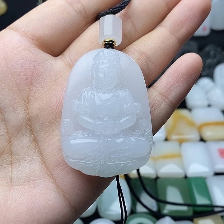 小***点颈饰未镶嵌石英质玉