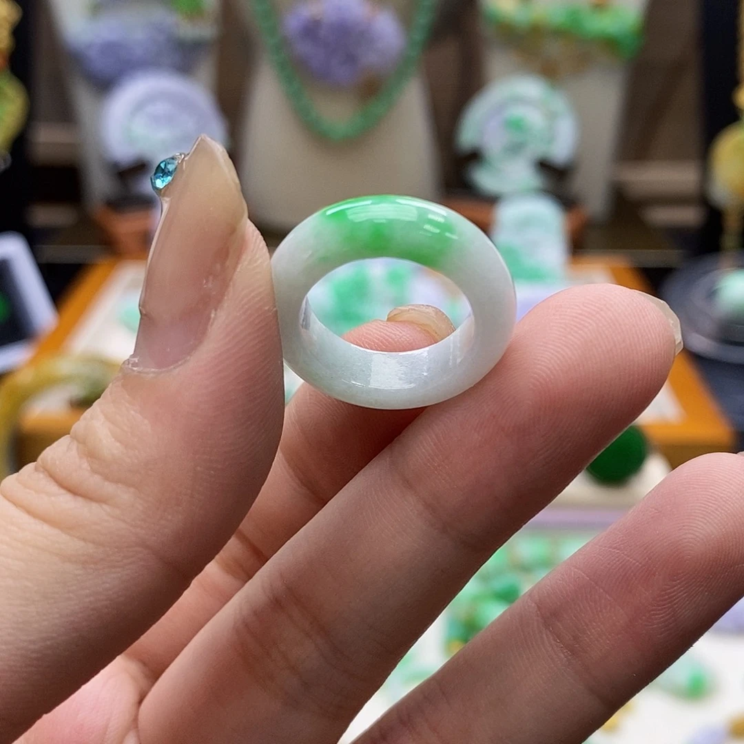 翡翠未镶嵌颈饰10号尾戒