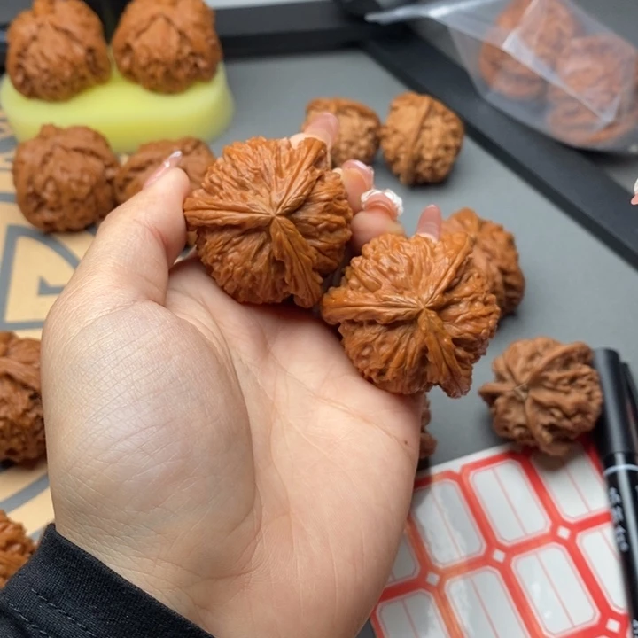 把件文玩核桃J****?43白狮子三棱