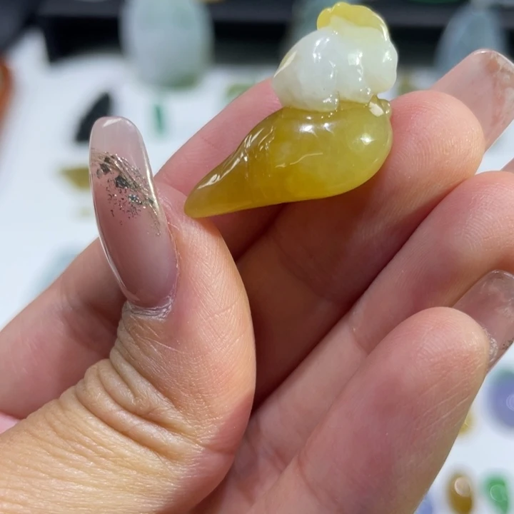 翡翠未镶嵌颈饰兔子