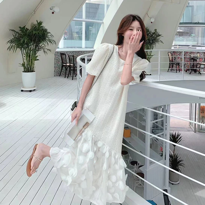 茶歇法式泡泡袖白色镂空花瓣连衣裙女2025夏季新款温柔慵懒仙女裙