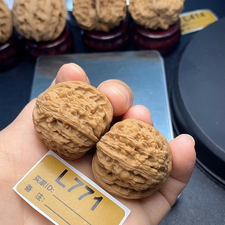 文玩核桃吊坠白狮3.4