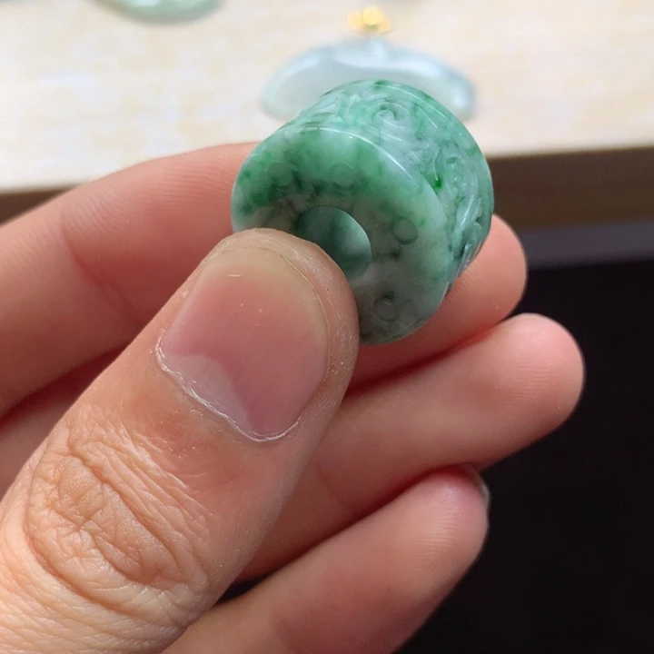 翡翠未镶嵌颈饰吊坠