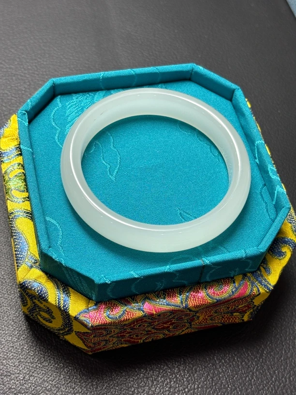 精品羊脂白手镯时尚大气款