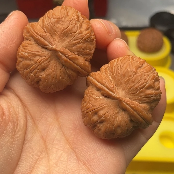 伸***'元宝42全品红皮。