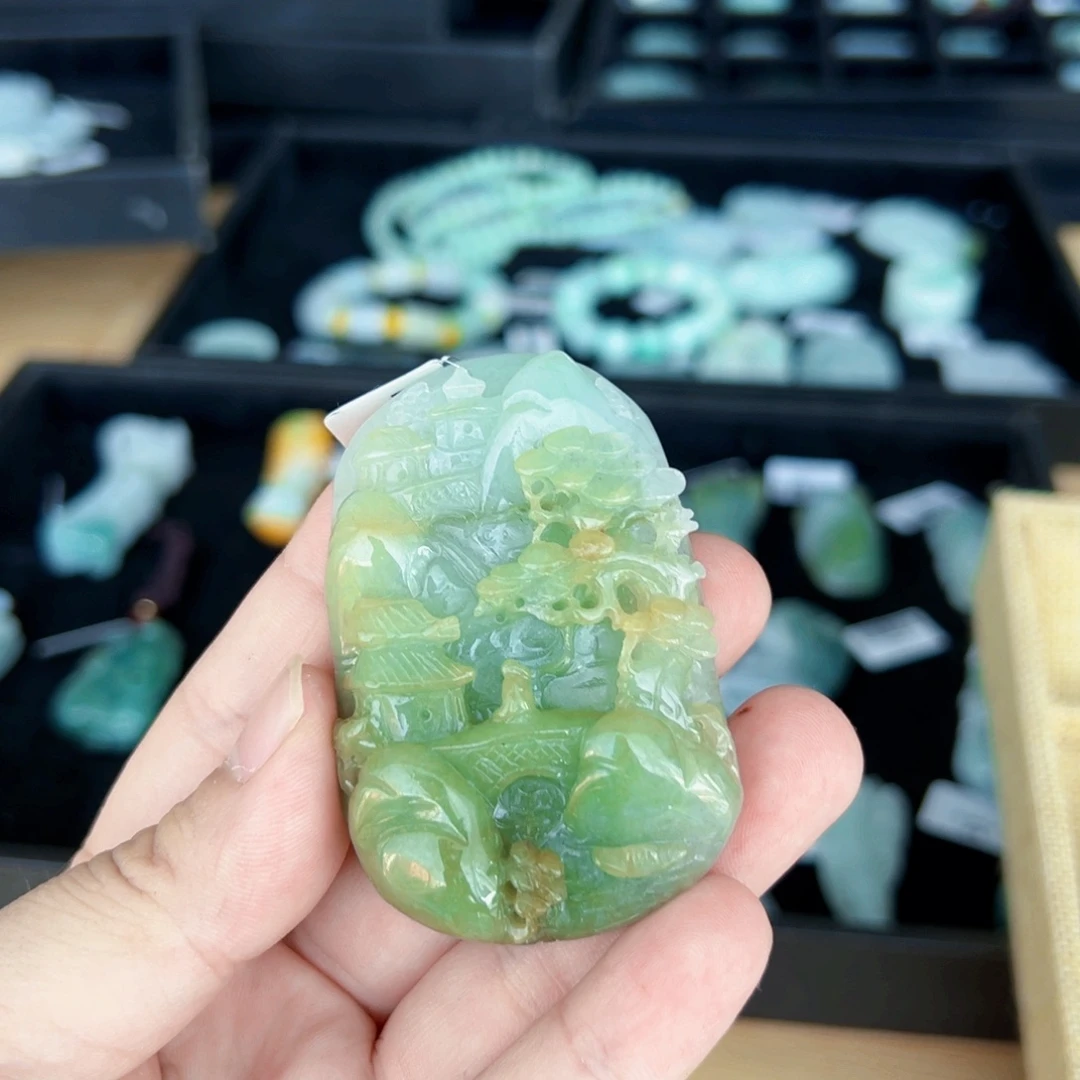 翡翠未镶嵌颈饰山水