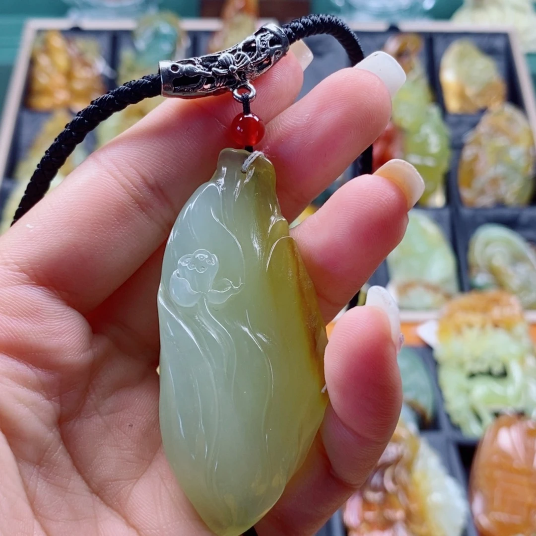 道***风蛇纹石玉未镶嵌颈饰