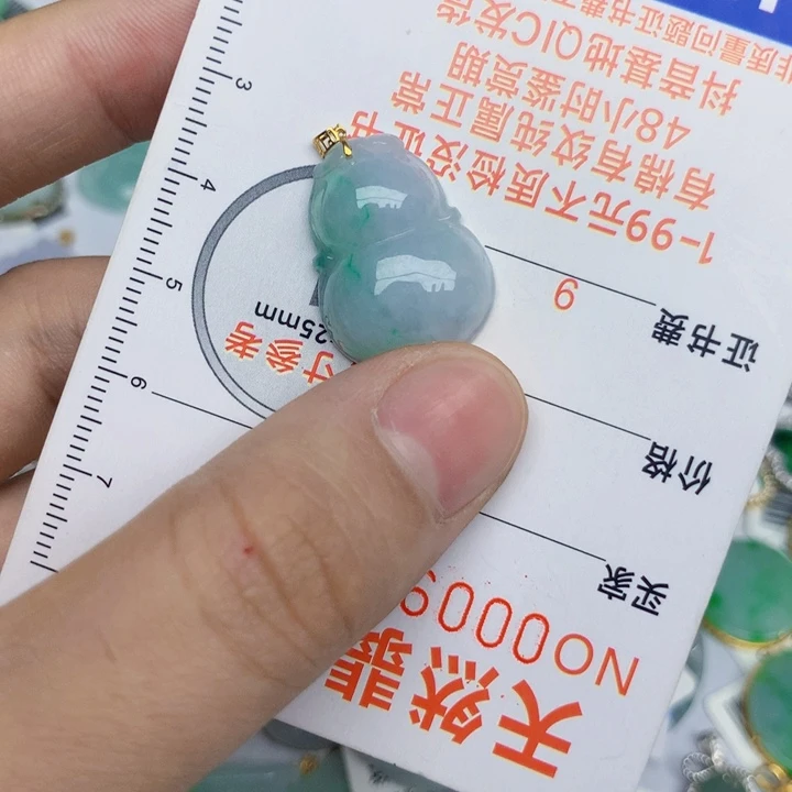翡翠18K金镶嵌颈饰葫芦