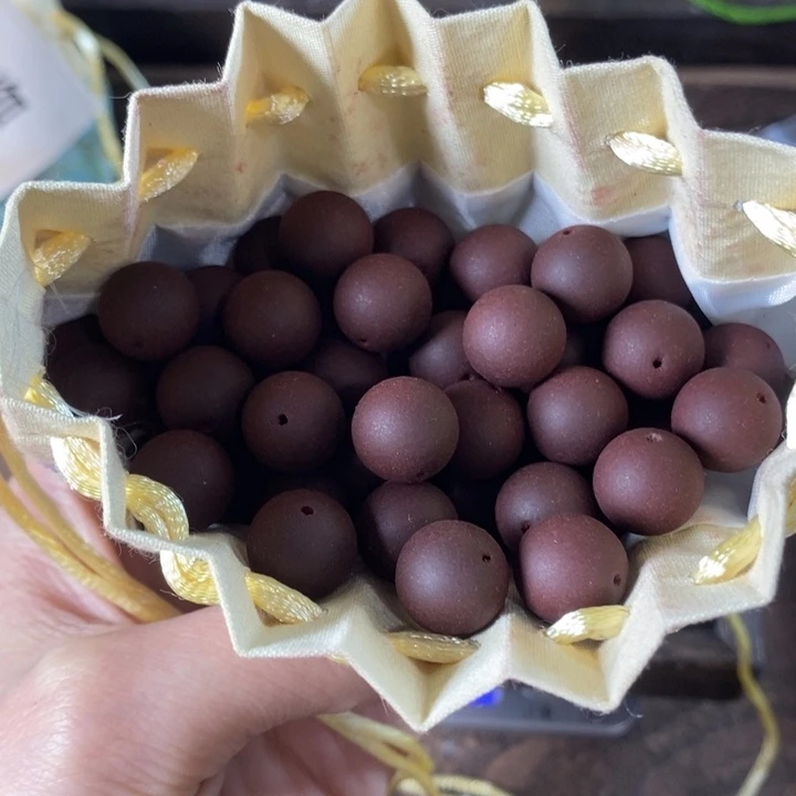 泥塑红麝1.2瑕疵珠香包约50克