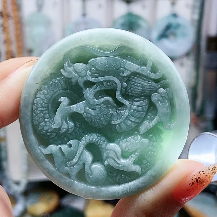 颈饰足铂镶嵌翡翠翡翠