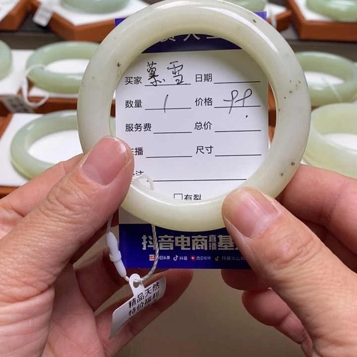 慕***雪和田玉未镶嵌手镯