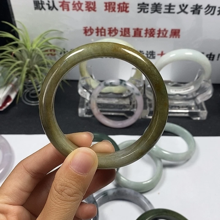 未镶嵌手镯翡翠51号。 55.5圈