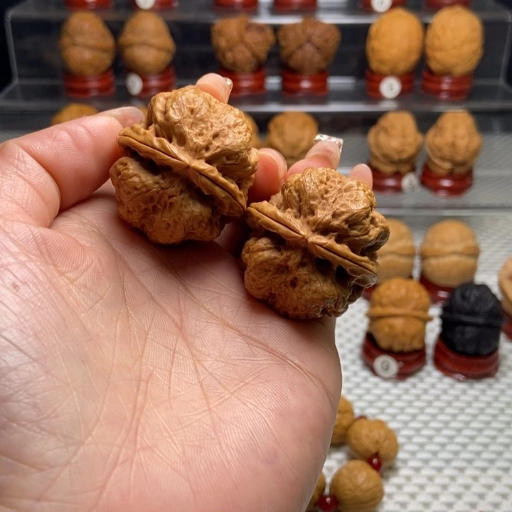 桃核把件8金蟾蛹。