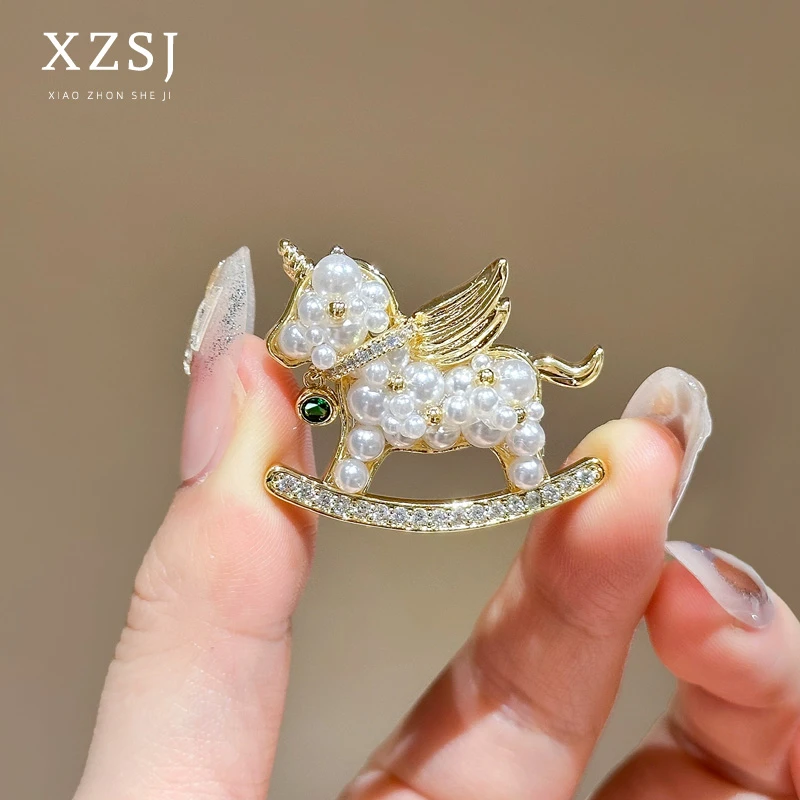铜仿珍珠胸针 新款小马驹胸花女简约轻奢风高级感百搭别针男配饰