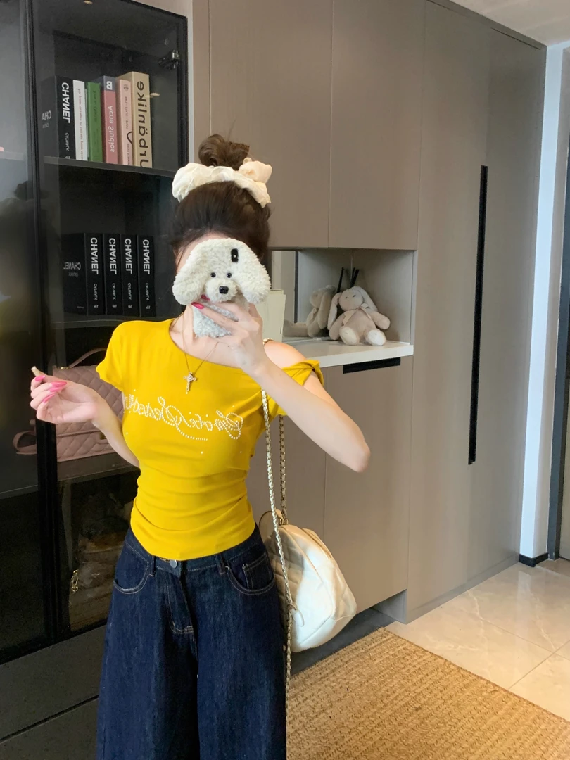 辣妹风设计感重工烫钻扭结斜肩短袖T恤女夏季ins显瘦百搭露肩上衣