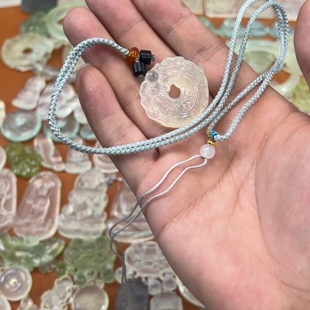 怎***.蛇纹石玉未镶嵌颈饰