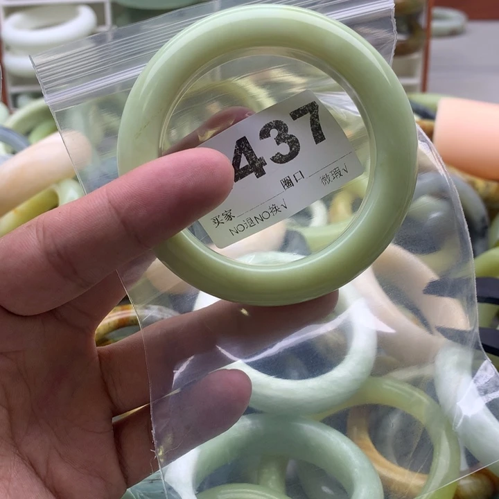 月***家蛇纹石玉未镶嵌手镯