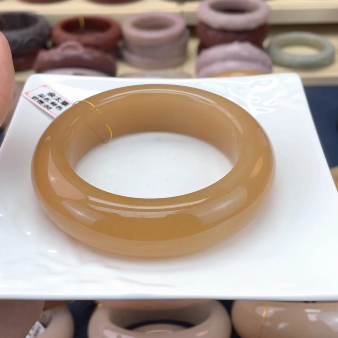 【闪购商品】石英质玉手镯未镶嵌小**跑