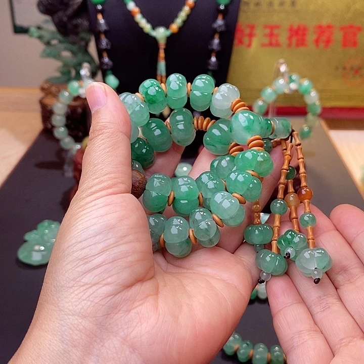 小***麦石英质玉（非洲翠）未镶嵌串