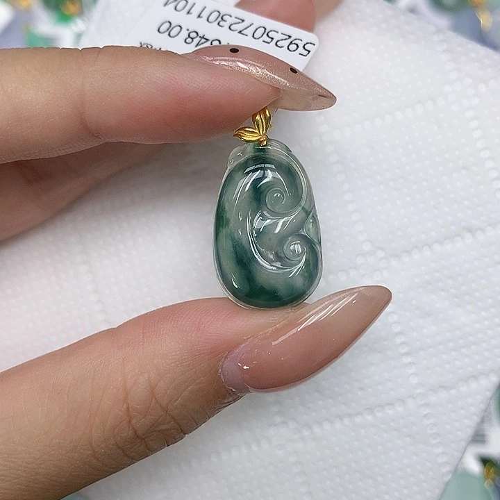 颈饰18K金镶嵌翡翠
