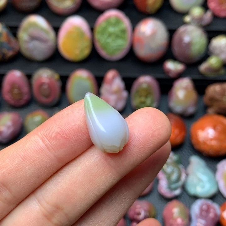 玛瑙/玉髓未镶嵌颈饰盐源原矿无优化玉兰花