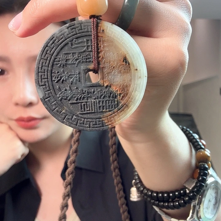 赵***儿未镶嵌蛇纹石玉颈饰