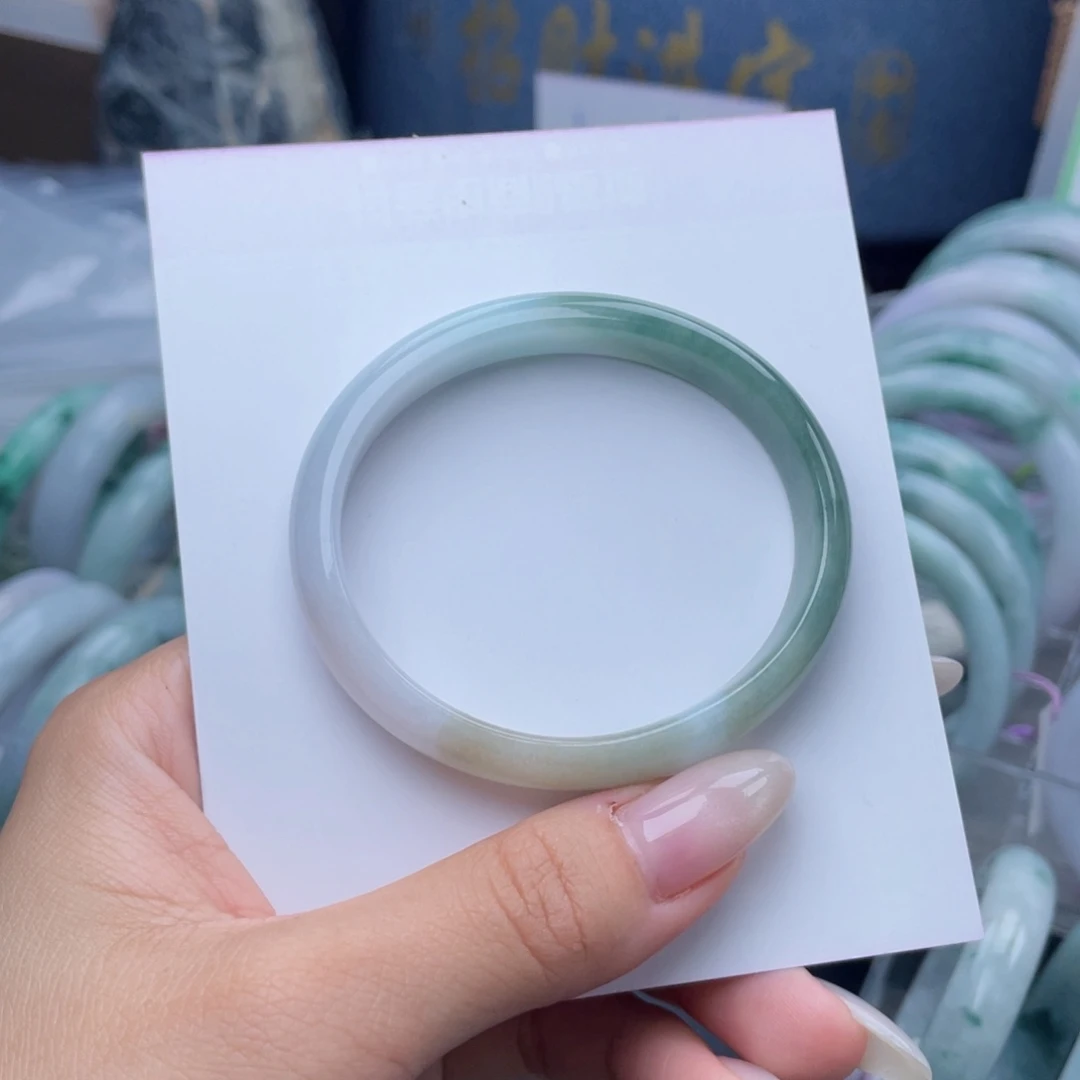 翡翠未镶嵌手镯56贵妃