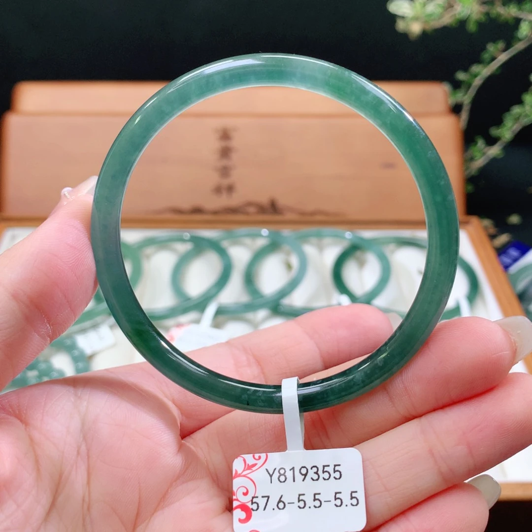 翡翠手镯未镶嵌天然