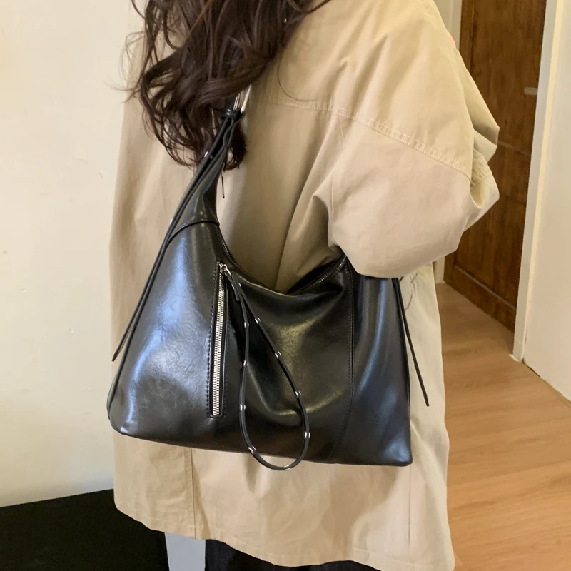 大容量包包女秋冬2025新款复古斜挎包通勤饺子包美拉德简约单肩包