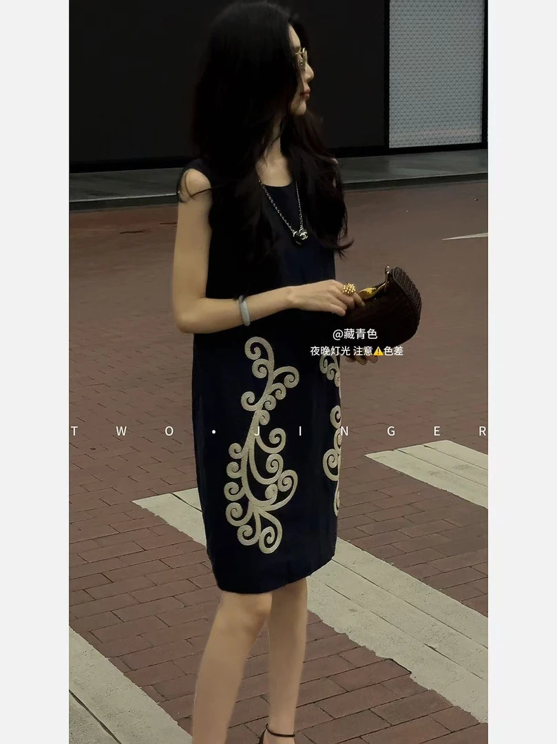 二静子 极简约静奢 『藤蔓』气质优雅重工钉珠圆领背心裙 CX9923