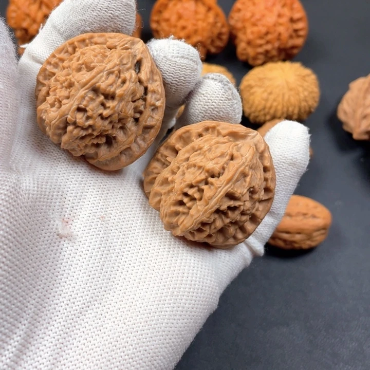 文玩核桃吊坠三角白